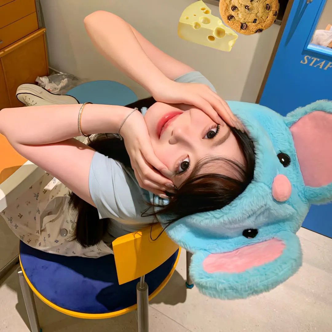 水瓶座女孩海报